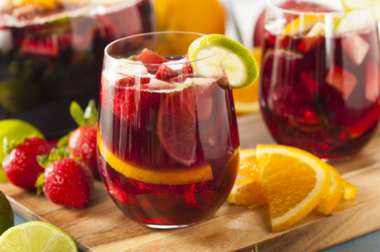 Eine erfrischende Sangria in schönen Gläsern