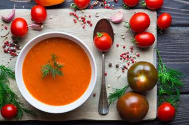 Eine kalte frische Sommersuppe - die spanische Gazpacho